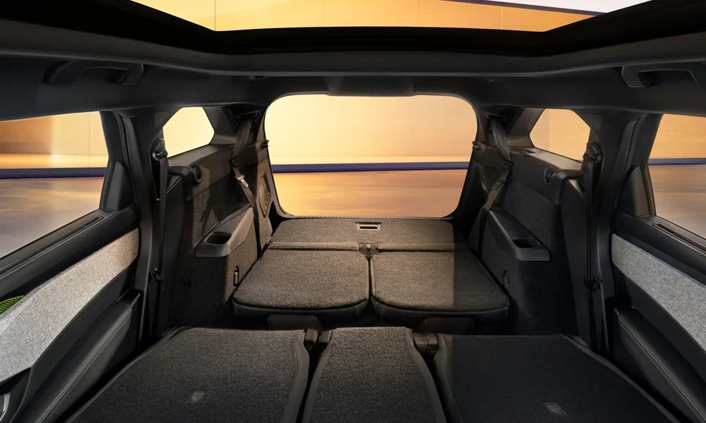 Фото Peugeot 5008 (2024) — багажник. Форма проёма, ровный пол и организация пространства. Спинки второго ряда складываются и расширяют отсек под длинные грузы Peugeot 5008 (2024) — багажник