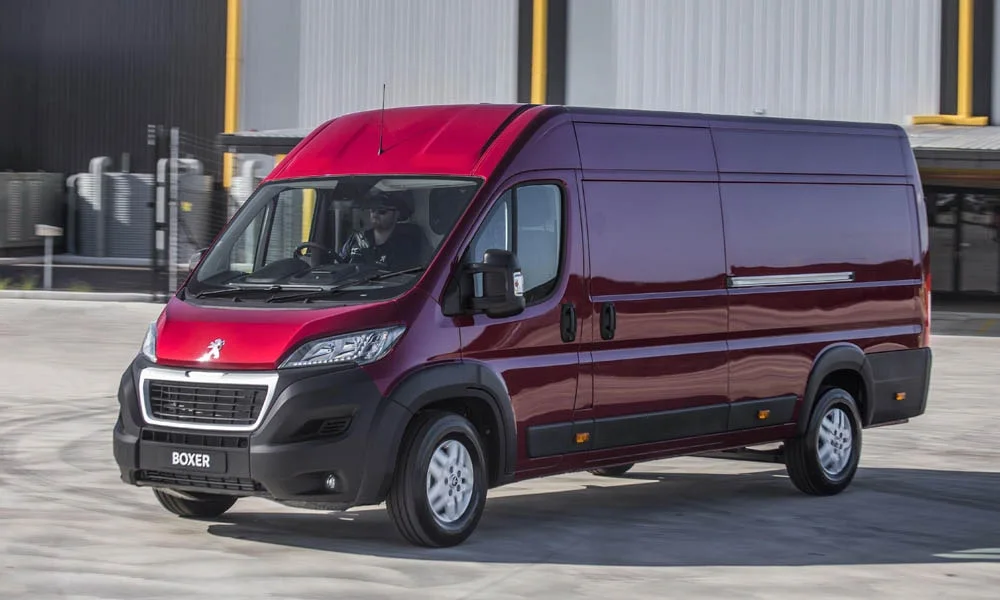 Фото Peugeot Boxer — вид спереди, фото 4. Анфас: пропорции капота, посадка кузова и графика ходовых огней. Дневные ходовые огни включаются автоматически с запуском Peugeot Boxer — вид спереди, фото 4