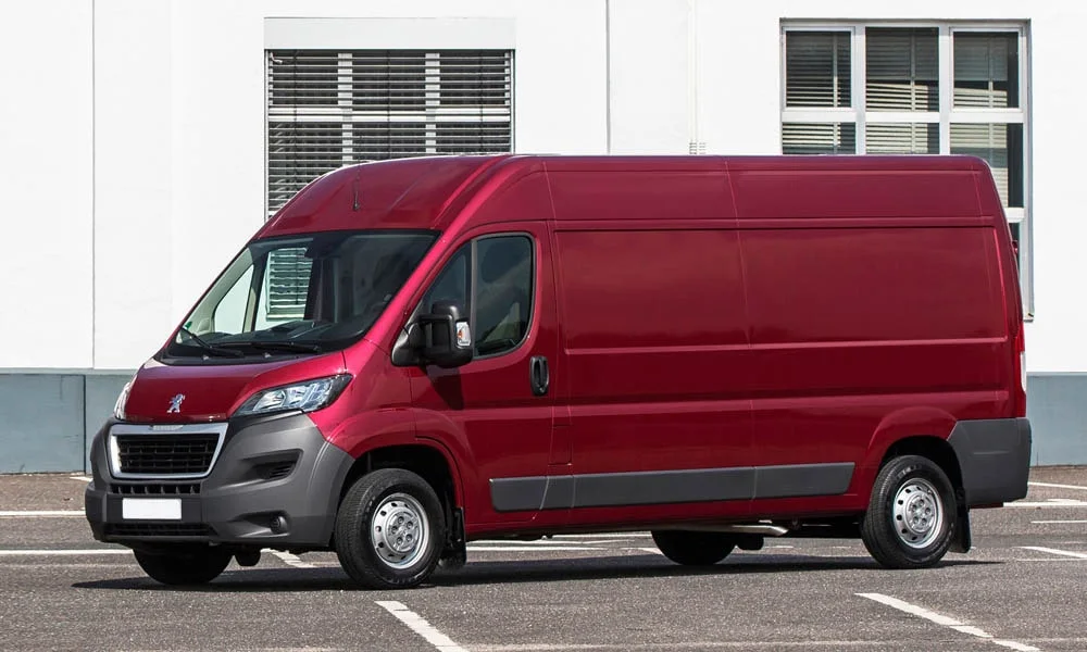 Фото Peugeot Boxer — вид спереди, фото 5. Анфас: пропорции капота, посадка кузова и графика ходовых огней. Рисунок ходовых огней — подпись модели, по нему её узнают в потоке Peugeot Boxer — вид спереди, фото 5