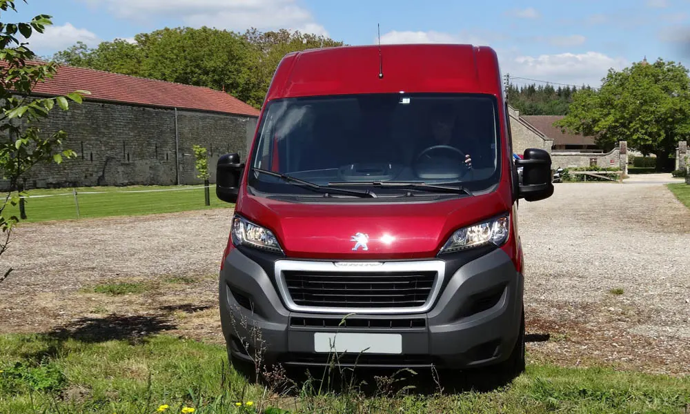 Фото Peugeot Boxer — вид спереди, фото 6. Анфас: пропорции капота, посадка кузова и графика ходовых огней Peugeot Boxer — вид спереди, фото 6