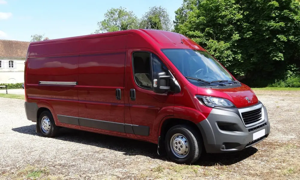 Фото Peugeot Boxer — вид спереди, фото 7. Передок в красном исполнении — крупная светотехника и выразительный бампер. Дневные ходовые огни включаются автоматически с запуском Peugeot Boxer — вид спереди, фото 7