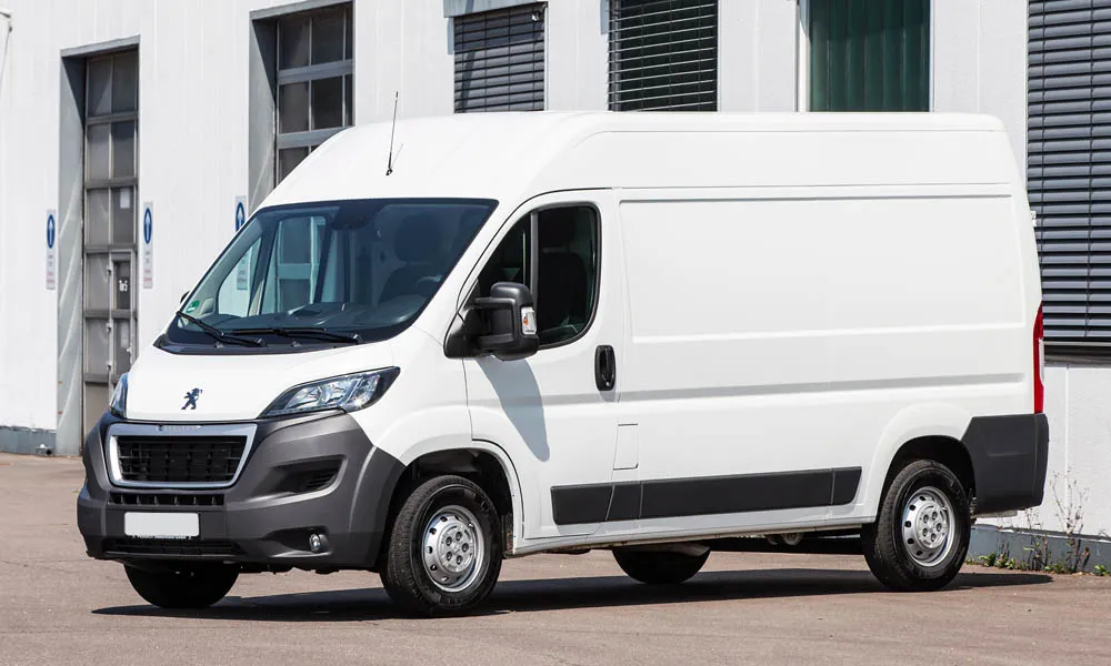 Фото Peugeot Boxer — вид спереди, фото 8. Анфас: пропорции капота, посадка кузова и графика ходовых огней. Рисунок ходовых огней — подпись модели, по нему её узнают в потоке Peugeot Boxer — вид спереди, фото 8