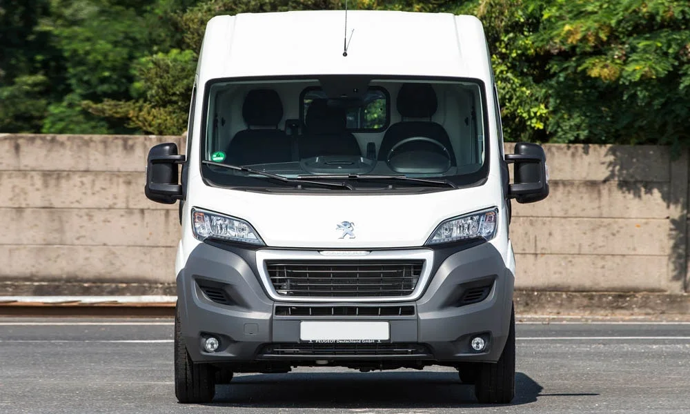 Фото Peugeot Boxer — вид спереди, фото 9. Оптика, решётка и бампер — первое впечатление о модели. Рисунок ходовых огней — подпись модели, по нему её узнают в потоке Peugeot Boxer — вид спереди, фото 9