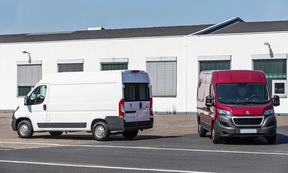 Фото Peugeot Boxer — вид спереди, фото 10. Кузов в белом цвете: рисунок оптики и решётки задаёт узнаваемое «лицо» модели Peugeot Boxer — вид спереди, фото 10