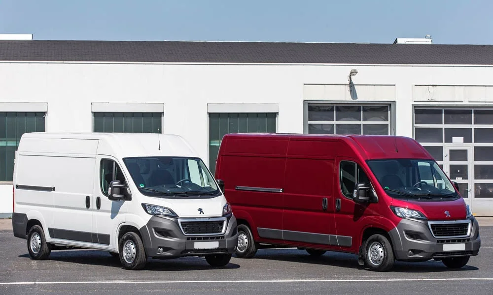 Фото Peugeot Boxer — вид спереди, фото 11. Анфас: пропорции капота, посадка кузова и графика ходовых огней. Дневные ходовые огни включаются автоматически с запуском Peugeot Boxer — вид спереди, фото 11