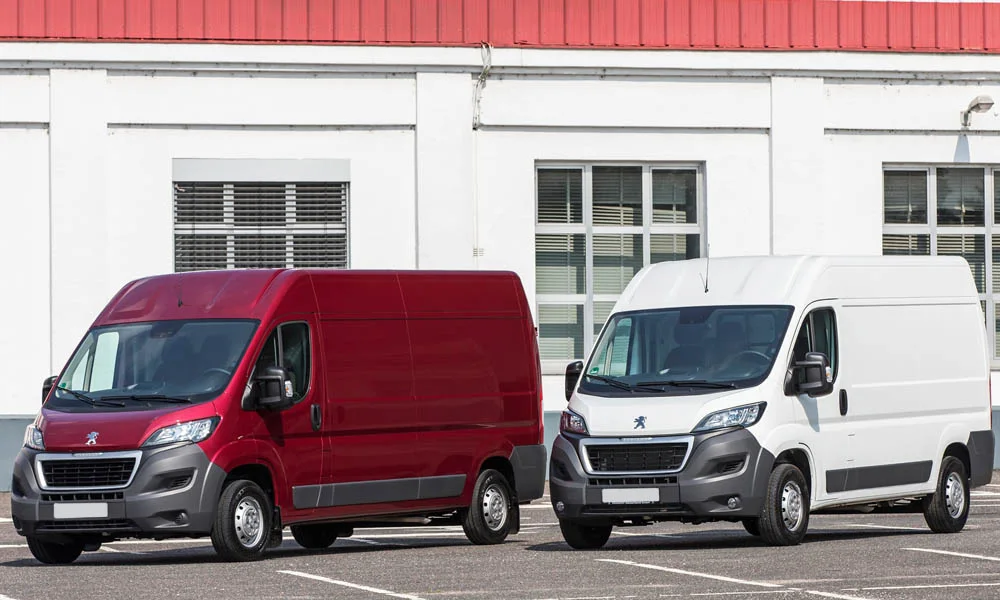 Фото Peugeot Boxer — вид спереди, фото 12. Анфас: пропорции капота, посадка кузова и графика ходовых огней. Рисунок ходовых огней — подпись модели, по нему её узнают в потоке Peugeot Boxer — вид спереди, фото 12