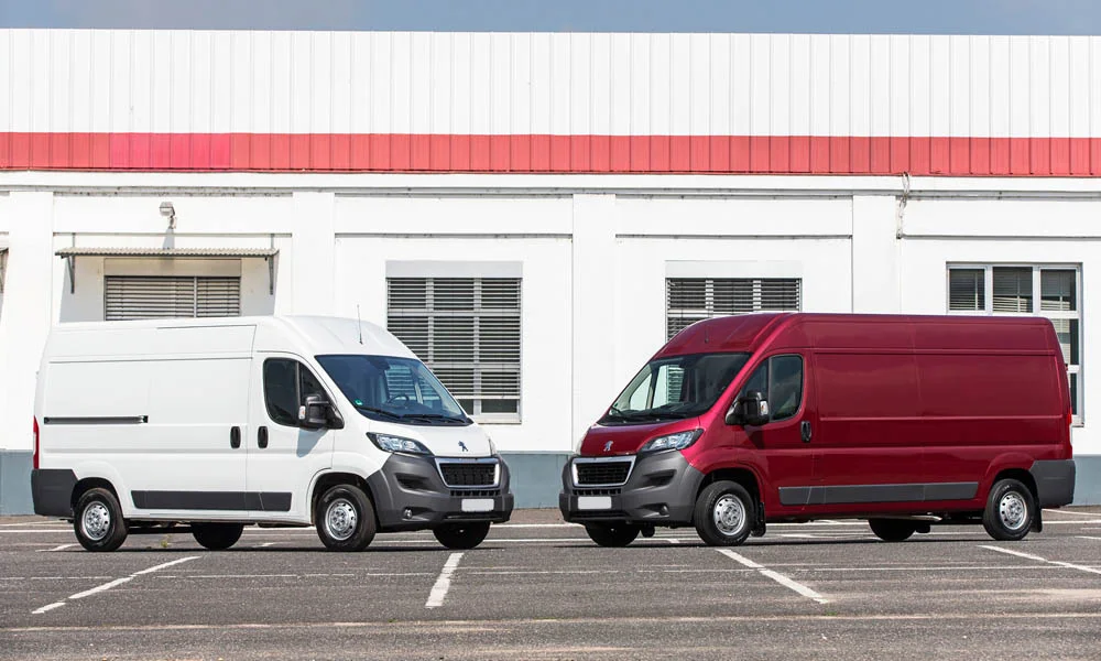 Фото Peugeot Boxer — вид спереди, фото 13. Кузов в белом цвете: рисунок оптики и решётки задаёт узнаваемое «лицо» модели Peugeot Boxer — вид спереди, фото 13