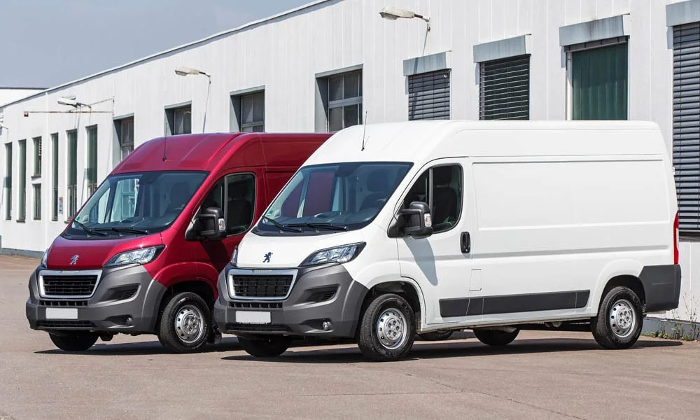 Фото Peugeot Boxer — вид спереди, фото 14. Передок в белом исполнении — крупная светотехника и выразительный бампер Peugeot Boxer — вид спереди, фото 14