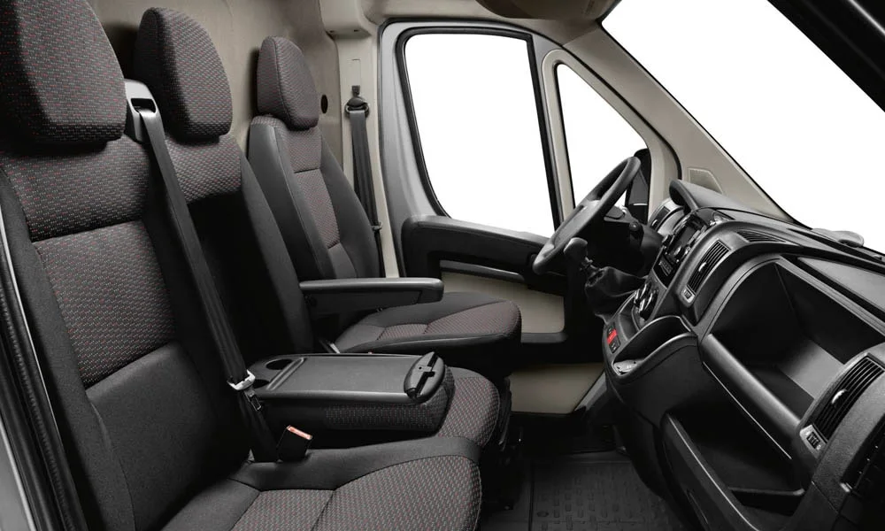 Фото Peugeot Boxer — передние сиденья. Водительское и пассажирское кресла: обивка из практичной ткани, профиль с боковой поддержкой. Выраженная боковая поддержка держит в поворотах Peugeot Boxer — передние сиденья