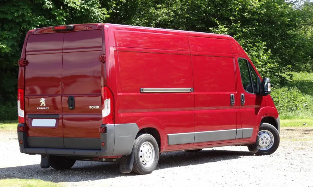 Фото Peugeot Boxer — вид сзади, фото 3. Линия крыши, стойки и задняя дверь в красном исполнении. Светодиодная полоса или раздельные секции — задняя оптика стала главным украшением кормы Peugeot Boxer — вид сзади, фото 3