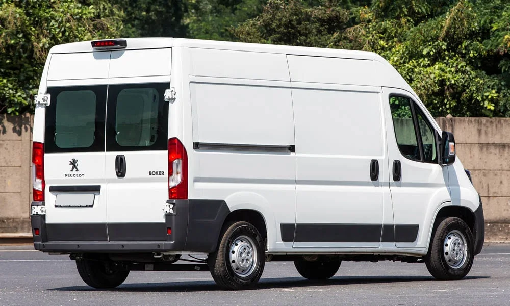 Фото Peugeot Boxer — вид сзади, фото 4. Линия крыши, стойки и задняя дверь в белом исполнении. Светодиодная полоса или раздельные секции — задняя оптика стала главным украшением кормы Peugeot Boxer — вид сзади, фото 4