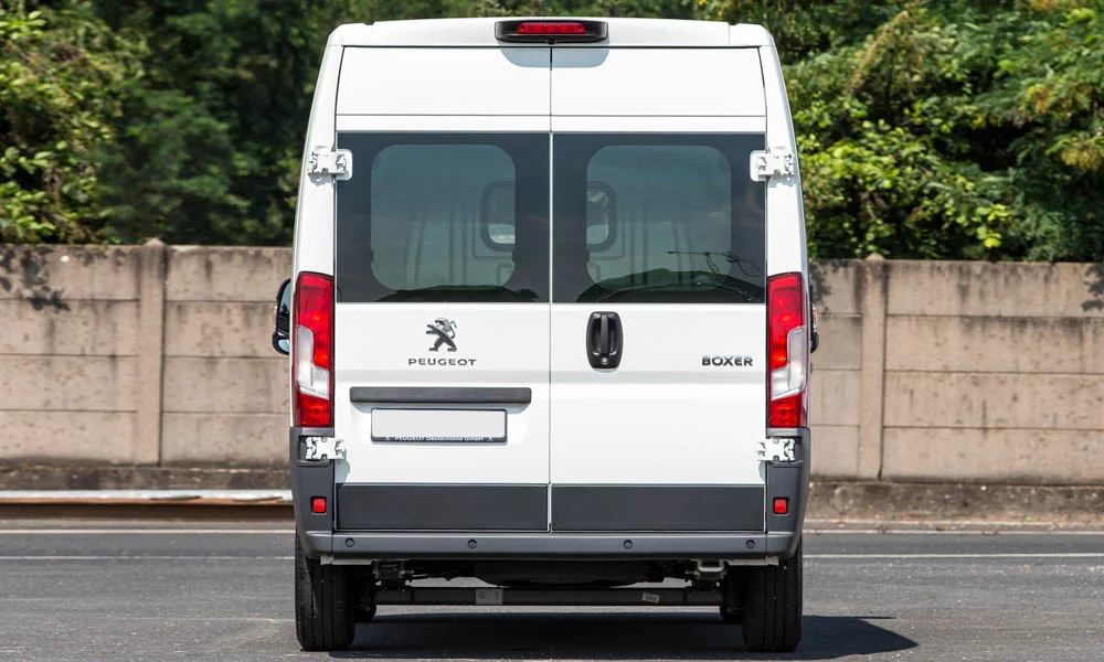Фото Peugeot Boxer — вид сзади, фото 5. Линия крыши, стойки и задняя дверь в белом исполнении. Светодиодная полоса или раздельные секции — задняя оптика стала главным украшением кормы Peugeot Boxer — вид сзади, фото 5