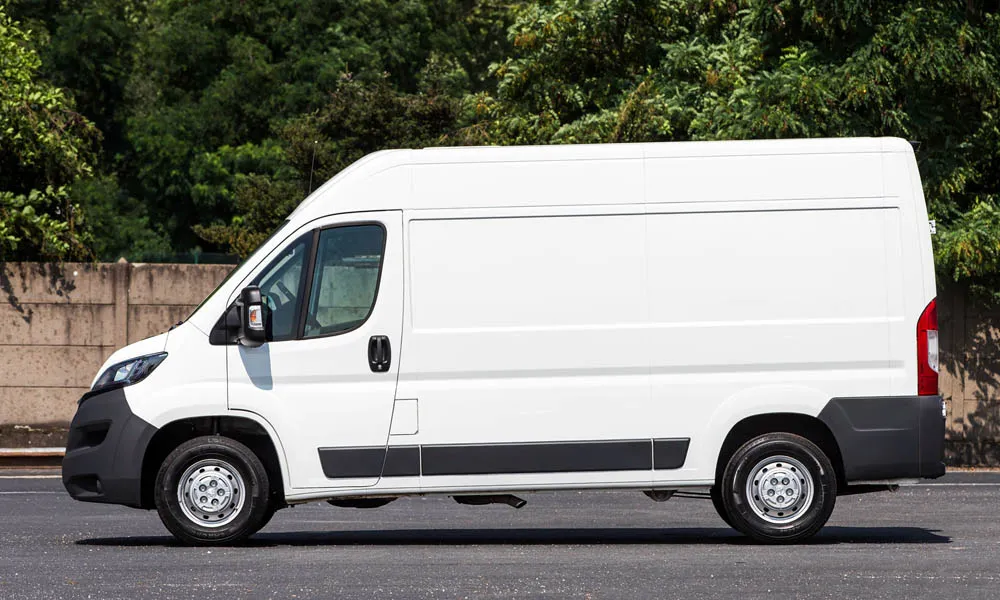 Фото Peugeot Boxer — вид сбоку, фото 3. Профиль в белом цвете: соотношение колёсной базы и свесов Peugeot Boxer — вид сбоку, фото 3