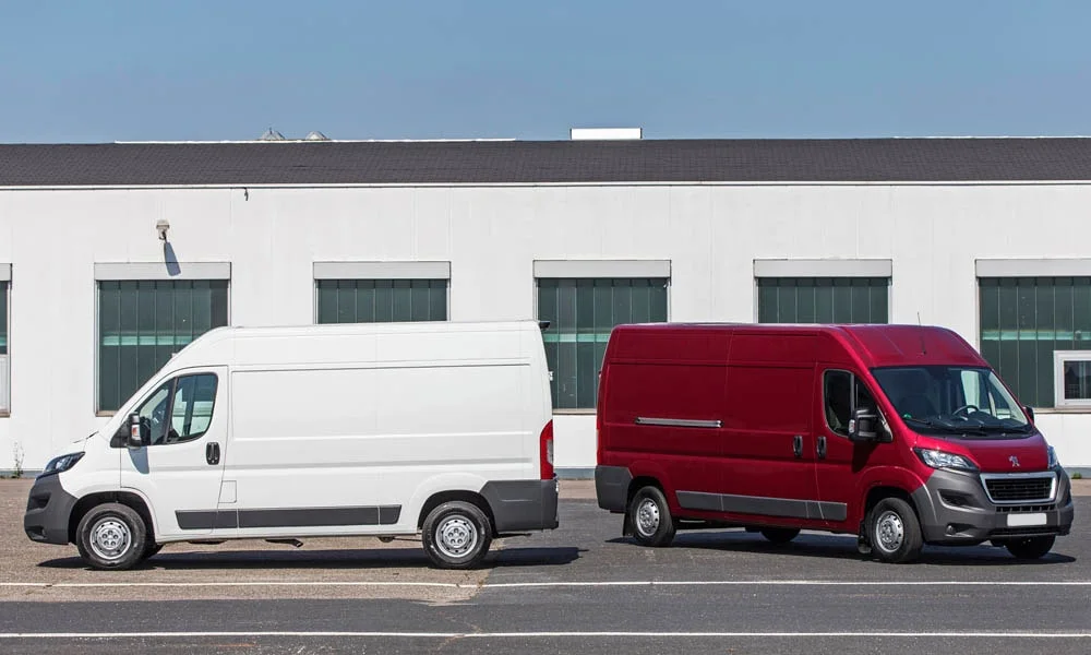 Фото Peugeot Boxer — вид сбоку, фото 4. Профиль кузова: колёсная база, свесы и линия остекления Peugeot Boxer — вид сбоку, фото 4