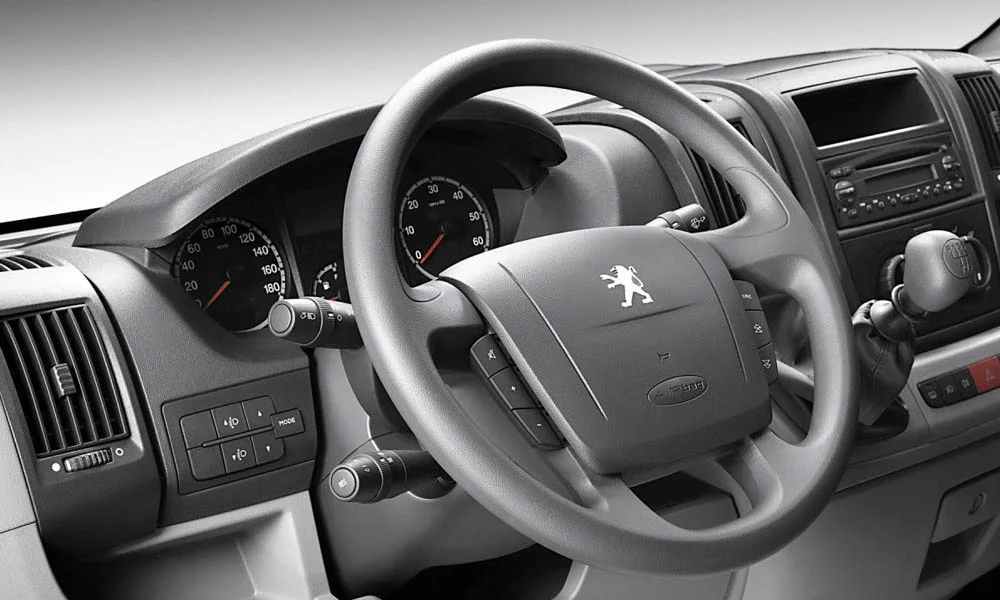 Фото Peugeot Boxer — руль, фото 2. Обшивка обода и компоновка спиц крупным планом Peugeot Boxer — руль, фото 2