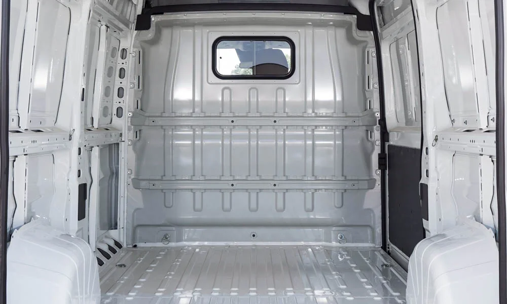 Фото Peugeot Boxer — багажник. Форма проёма, ровный пол и организация пространства. Под полом обычно размещены органайзер, докатка или ремкомплект Peugeot Boxer — багажник