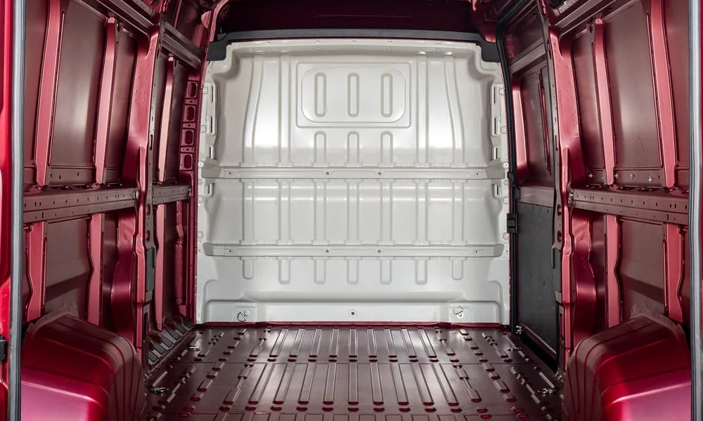 Фото Peugeot Boxer — багажник, фото 2. Форма проёма, ровный пол и организация пространства. Спинки второго ряда складываются и расширяют отсек под длинные грузы Peugeot Boxer — багажник, фото 2