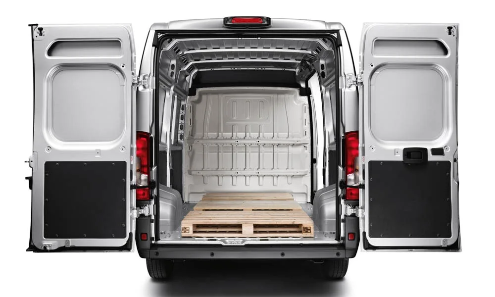 Фото Peugeot Boxer — багажник, фото 3. Грузовой отсек с открытой дверью: погрузочная высота и ширина проёма Peugeot Boxer — багажник, фото 3