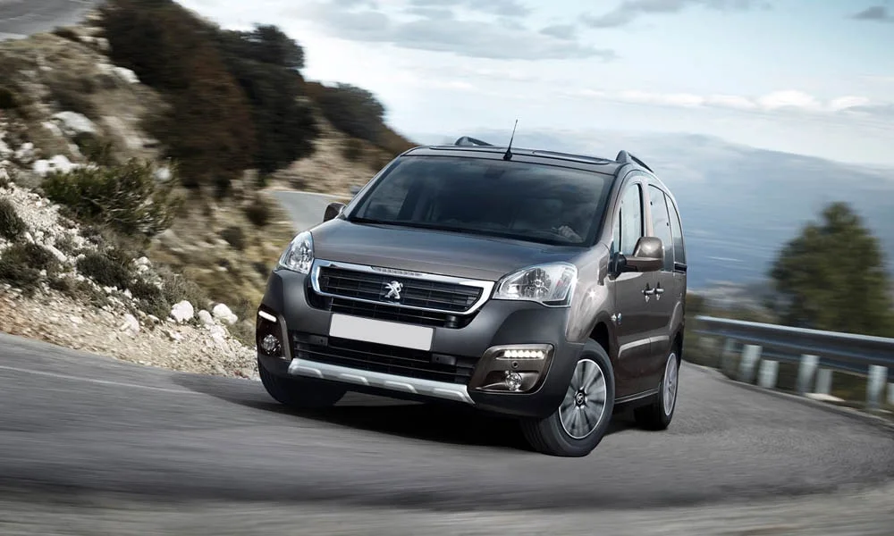Фото Peugeot Partner Crossway — вид спереди, фото 5. Оптика, решётка и бампер — первое впечатление о модели Peugeot Partner Crossway — вид спереди, фото 5