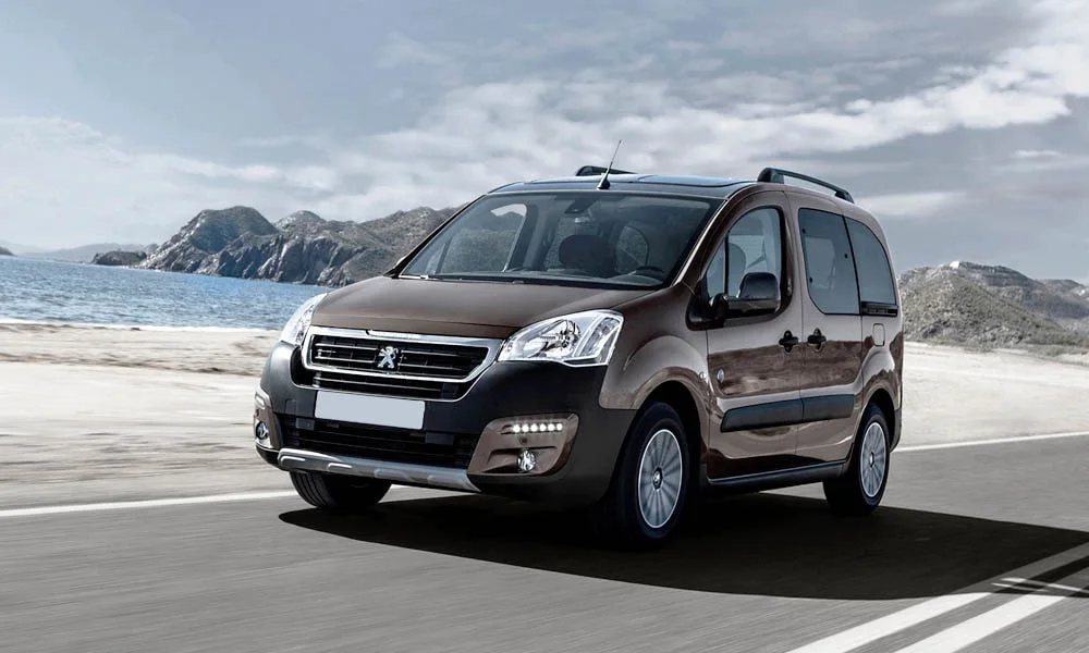 Фото Peugeot Partner Crossway — вид спереди, фото 6. Оптика, решётка и бампер — первое впечатление о модели. Рисунок ходовых огней — подпись модели, по нему её узнают в потоке Peugeot Partner Crossway — вид спереди, фото 6