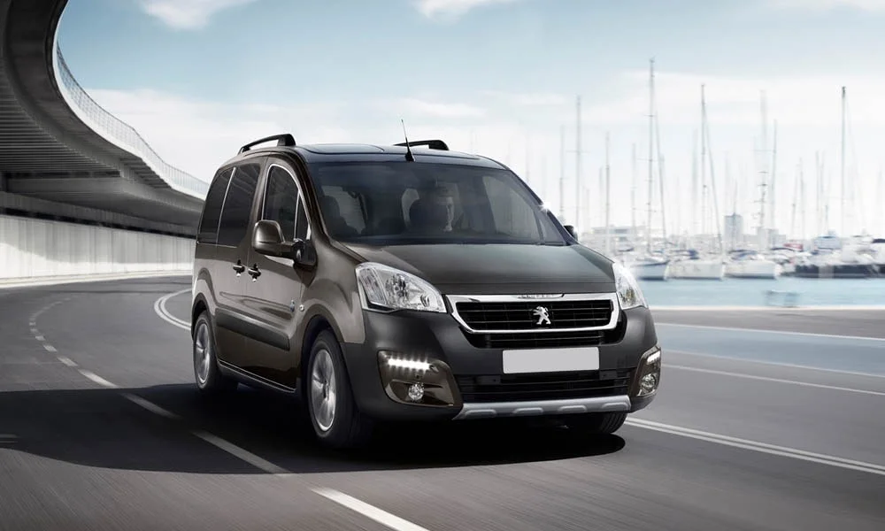 Фото Peugeot Partner Crossway — вид спереди, фото 7. Передок в коричневом исполнении — крупная светотехника и выразительный бампер. Рисунок ходовых огней — подпись модели, по нему её узнают в потоке Peugeot Partner Crossway — вид спереди, фото 7