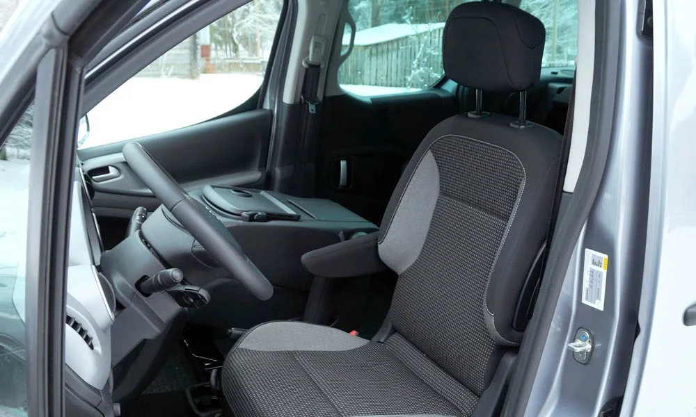 Фото Peugeot Partner Crossway — передние сиденья. Передние кресла в практичной ткани. Перфорация обивки нужна для вентиляции — функции старших комплектаций Peugeot Partner Crossway — передние сиденья