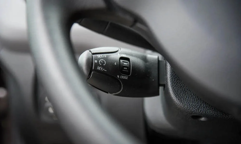 Фото Peugeot Partner Crossway — интерьер, фото 7. Общий план салона: архитектура панели, консоль и кресла Peugeot Partner Crossway — интерьер, фото 7