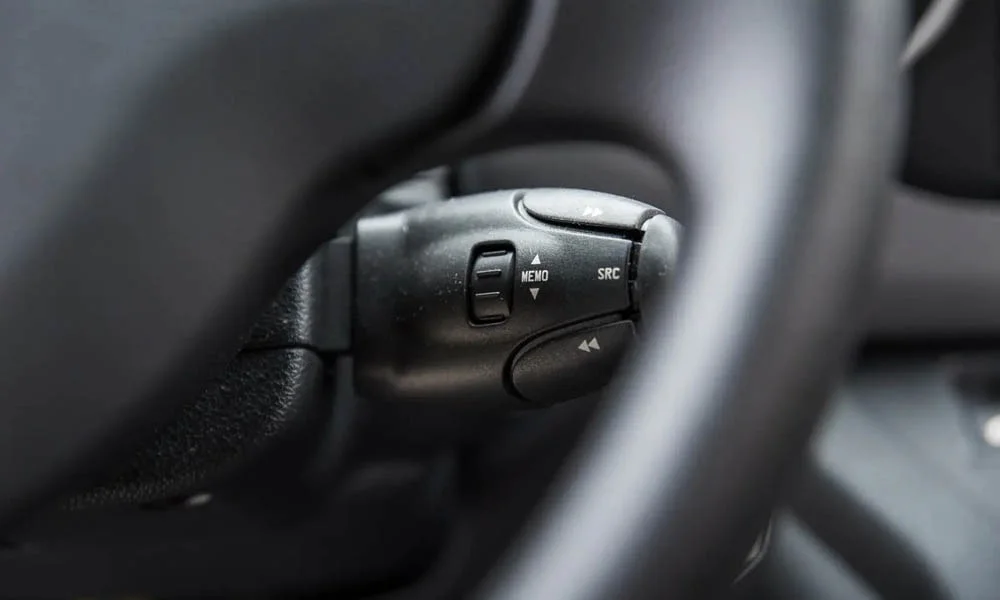 Фото Peugeot Partner Crossway — интерьер, фото 8. Общий план салона: архитектура панели, консоль и кресла Peugeot Partner Crossway — интерьер, фото 8