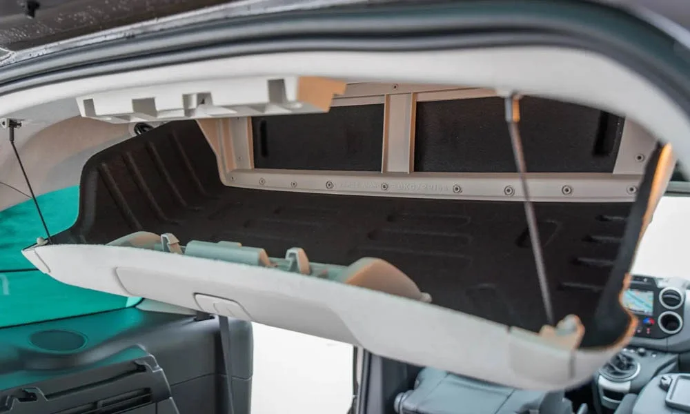 Фото Peugeot Partner Crossway — интерьер, фото 10. Общий план салона: архитектура панели, консоль и кресла Peugeot Partner Crossway — интерьер, фото 10