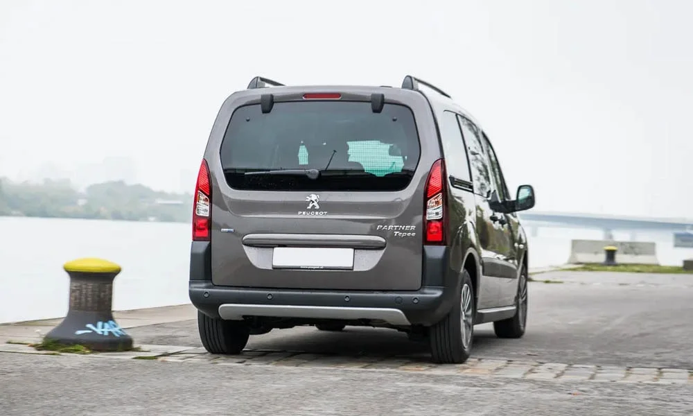 Фото Peugeot Partner Crossway — вид сзади, фото 2. Графика фонарей, бампер и оформление пятой двери. Светодиодная полоса или раздельные секции — задняя оптика стала главным украшением кормы Peugeot Partner Crossway — вид сзади, фото 2