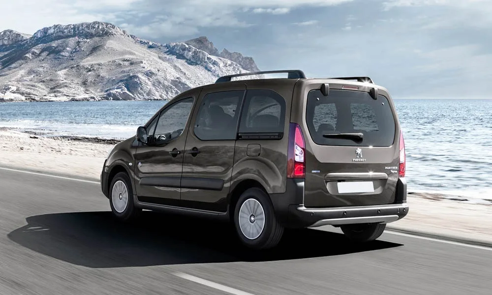 Фото Peugeot Partner Crossway — вид сзади, фото 6. Коричневый кузов сзади — фонари и бампер определяют ночной образ модели. Насадки выхлопа или их имитация внизу бампера различают версии Peugeot Partner Crossway — вид сзади, фото 6