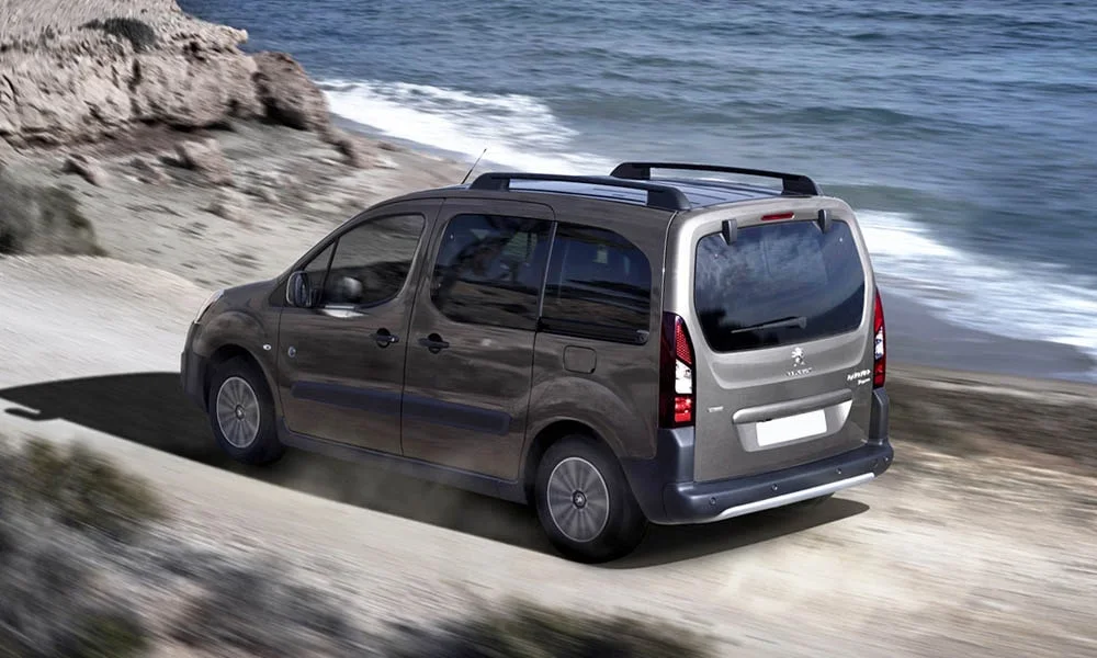 Фото Peugeot Partner Crossway — вид сзади, фото 7. Корма в сером цвете: графика фонарей и пластика пятой двери. Светодиодная полоса или раздельные секции — задняя оптика стала главным украшением кормы Peugeot Partner Crossway — вид сзади, фото 7