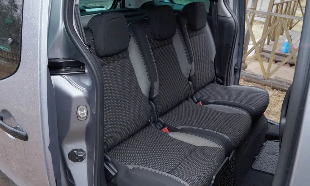 Фото Peugeot Partner Crossway — задние сиденья, фото 2. Посадка второго ряда: подголовники и подлокотник Peugeot Partner Crossway — задние сиденья, фото 2