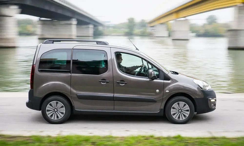 Фото Peugeot Partner Crossway — вид сбоку, фото 3. Профиль кузова: колёсная база, свесы и линия остекления. Хромированные или чёрные молдинги окон отличают комплектации Peugeot Partner Crossway — вид сбоку, фото 3