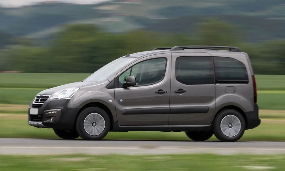 Фото Peugeot Partner Crossway — вид сбоку, фото 4. Профиль кузова: колёсная база, свесы и линия остекления. Длинная база — простор второго ряда; короткие свесы упрощают парковку Peugeot Partner Crossway — вид сбоку, фото 4