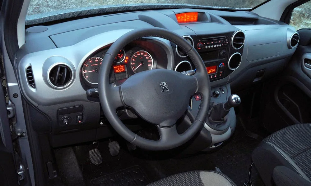 Фото Peugeot Partner Crossway — руль. Обшивка обода и компоновка спиц крупным планом Peugeot Partner Crossway — руль