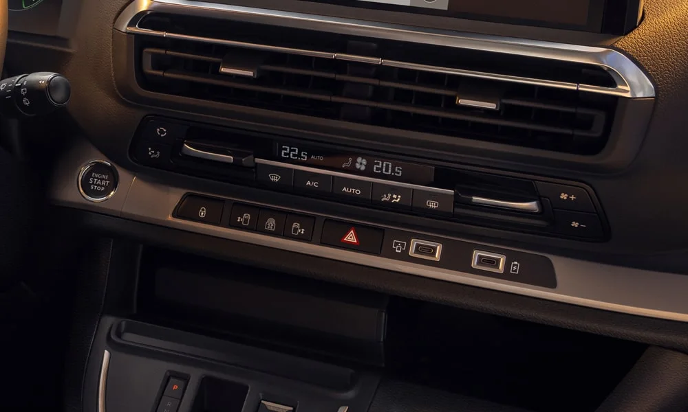 Фото Peugeot Traveller (2024) — блок климат-контроля. Физические клавиши температуры и обдува. Раздельные зоны позволяют водителю и пассажиру выбрать свою температуру Peugeot Traveller (2024) — блок климат-контроля