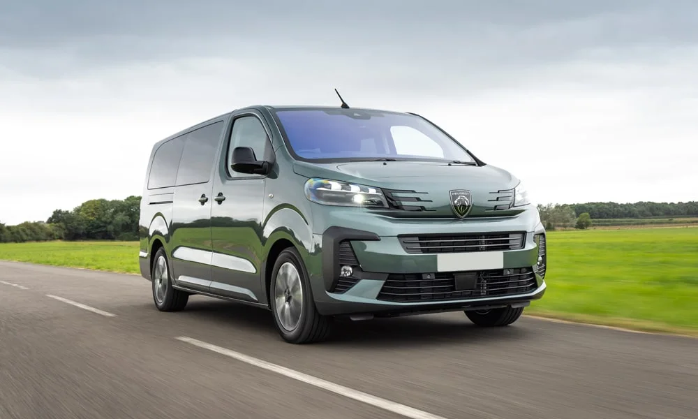 Фото Peugeot Traveller (2024) — вид спереди, фото 2. Оптика, решётка и бампер — первое впечатление о модели Peugeot Traveller (2024) — вид спереди, фото 2