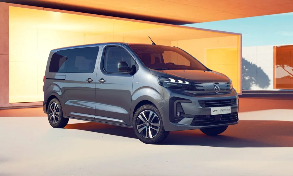 Фото Peugeot Traveller (2024) — вид спереди, фото 5. Кузов в сером цвете: рисунок оптики и решётки задаёт узнаваемое «лицо» модели Peugeot Traveller (2024) — вид спереди, фото 5