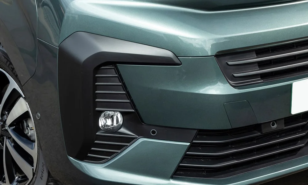 Фото Peugeot Traveller (2024) — передняя оптика. Начинка фары: модули ближнего и дальнего света, ходовые огни Peugeot Traveller (2024) — передняя оптика