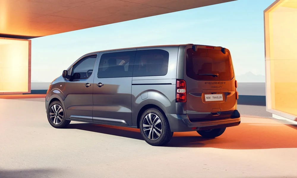Фото Peugeot Traveller (2024) — вид сзади, фото 6. Линия крыши, стойки и задняя дверь в сером исполнении Peugeot Traveller (2024) — вид сзади, фото 6
