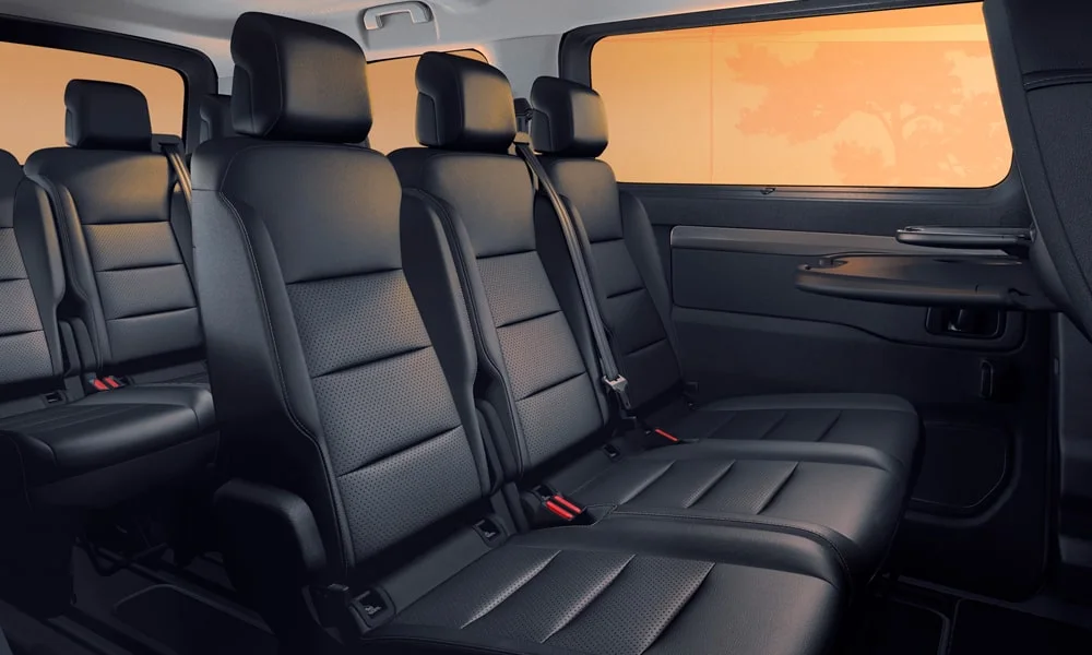 Фото Peugeot Traveller (2024) — задние сиденья. Посадка второго ряда: подголовники и подлокотник. Спинки складываются под длинные грузы у большинства версий Peugeot Traveller (2024) — задние сиденья