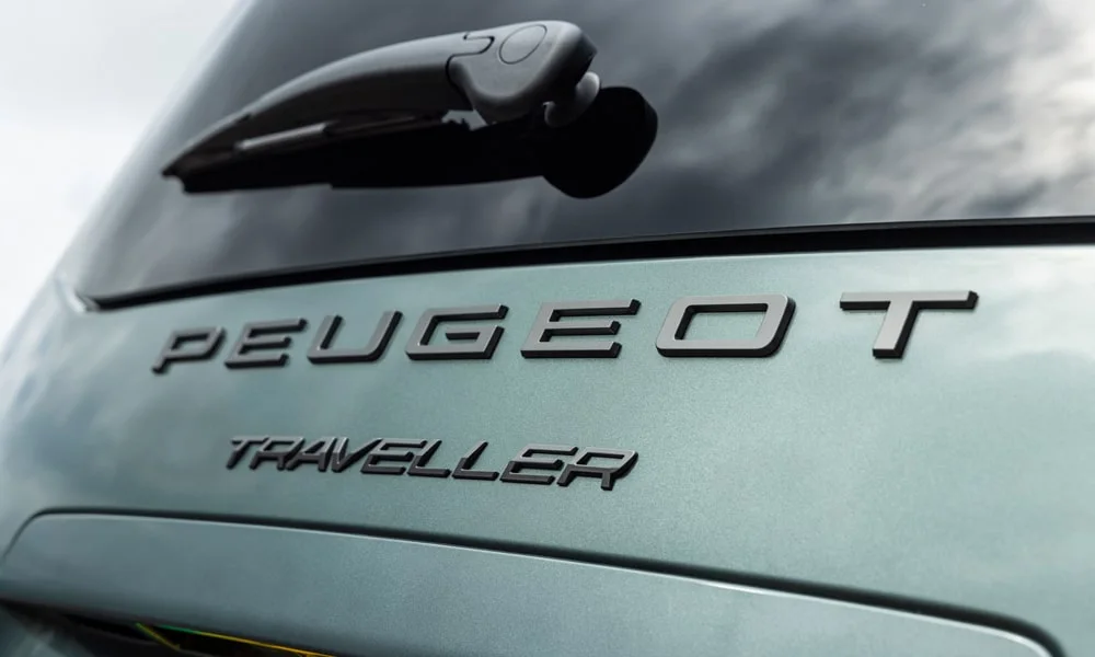Фото Peugeot Traveller (2024) — крыша. Крыша сверху: остекление, рейлинги и антенна-плавник. Рейлинги рассчитаны на поперечины для бокса или велокреплений Peugeot Traveller (2024) — крыша