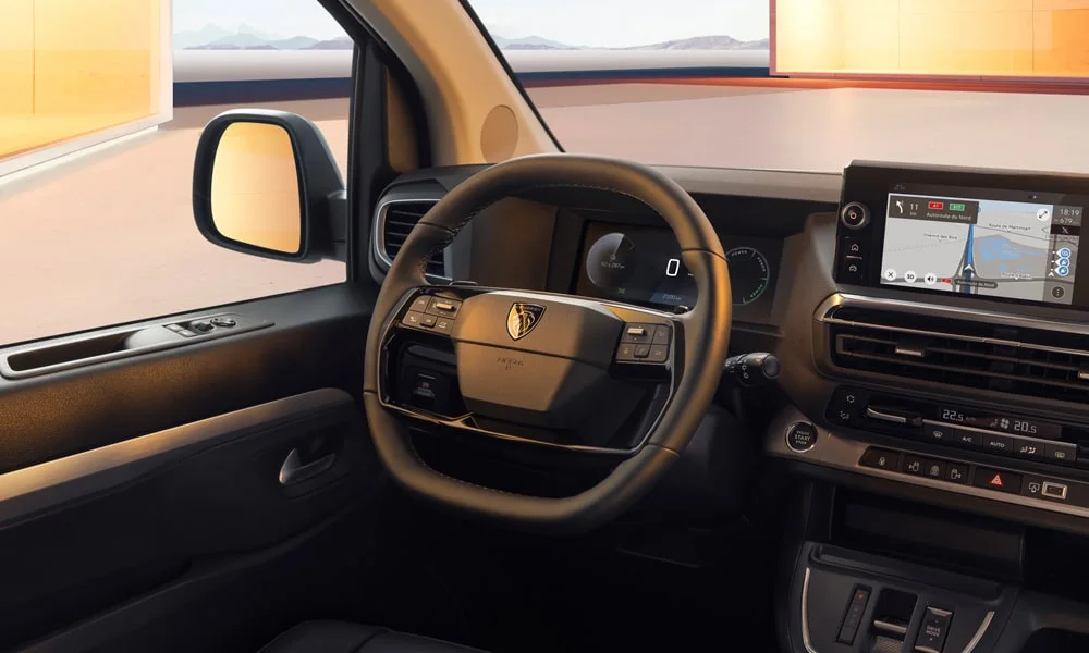 Фото Peugeot Traveller (2024) — руль. Обшивка обода и компоновка спиц крупным планом. Клавиши на спицах управляют медиа, круизом и ассистентами — руки остаются на руле Peugeot Traveller (2024) — руль