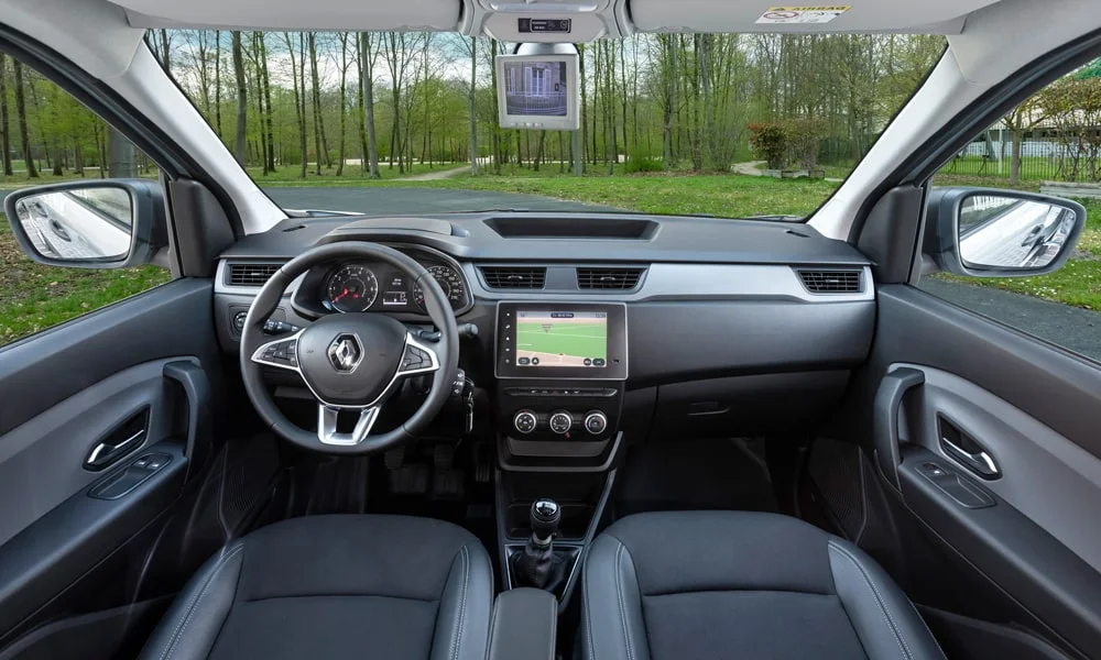 Фото Renault Dokker — передняя панель. Панель в светло-серой отделке — видна компоновка экранов и органов управления Renault Dokker — передняя панель