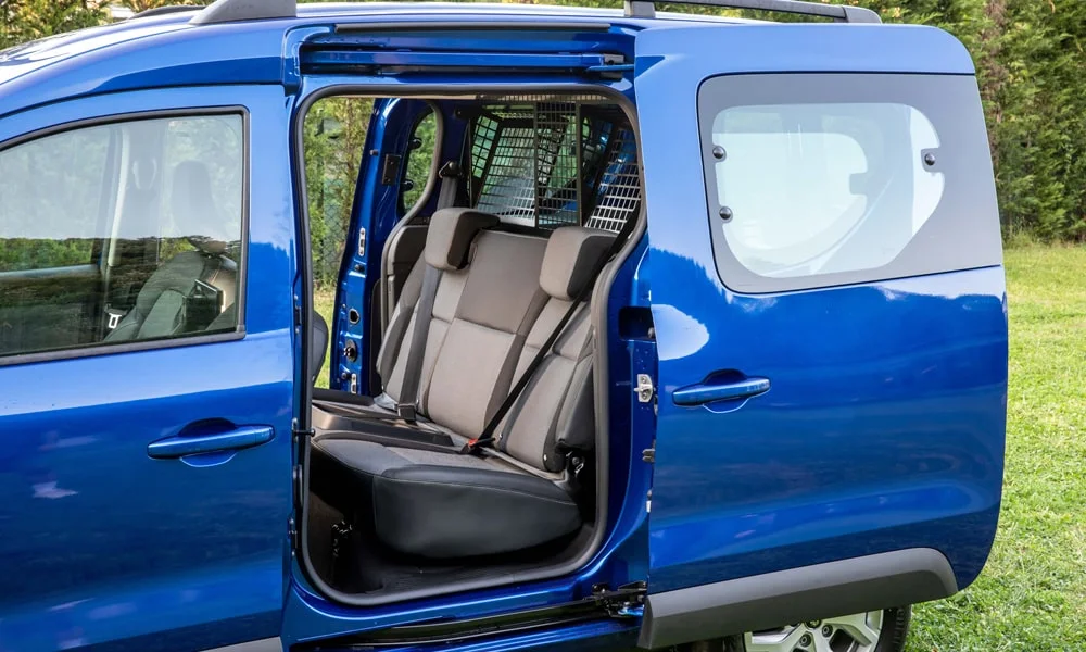 Фото Renault Dokker — дверная карта, фото 2. Подлокотник, динамик и блок стеклоподъёмников Renault Dokker — дверная карта, фото 2