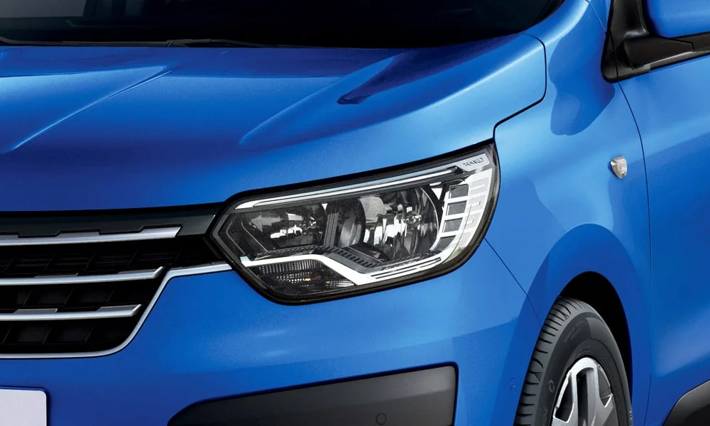 Фото Renault Dokker — вид спереди, фото 8. Кузов в синем цвете: рисунок оптики и решётки задаёт узнаваемое «лицо» модели. Рисунок ходовых огней — подпись модели, по нему её узнают в потоке Renault Dokker — вид спереди, фото 8