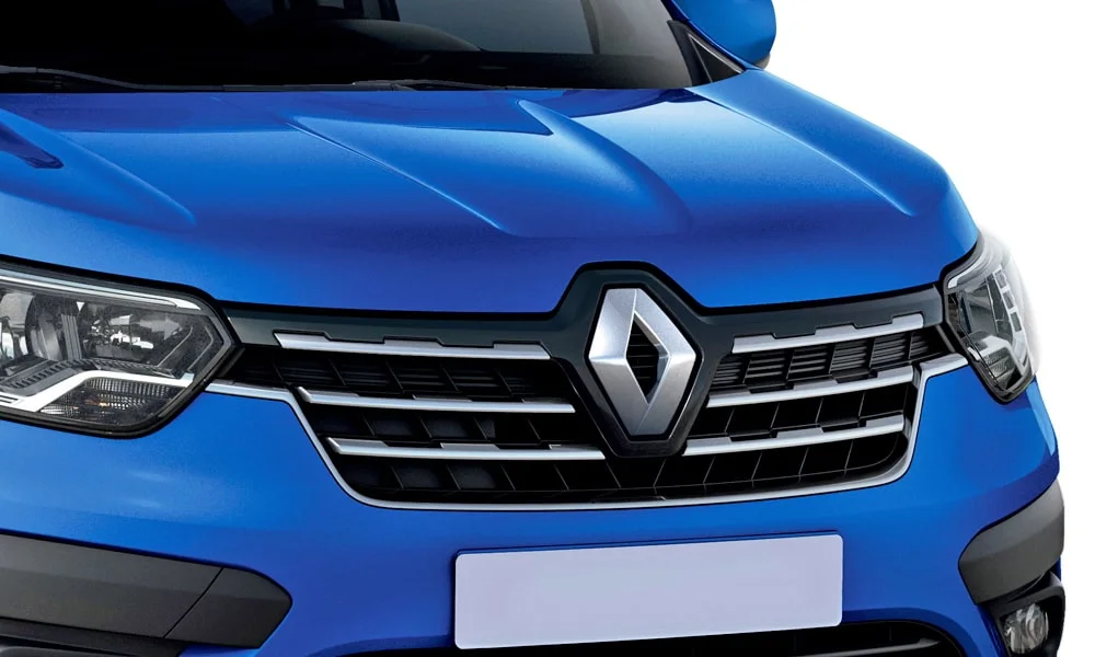 Фото Renault Dokker — решётка радиатора. Фирменный рисунок облицовки — визитная карточка марки. Активные жалюзи за решёткой закрываются на трассе ради аэродинамики — есть у ряда моделей Renault Dokker — решётка радиатора