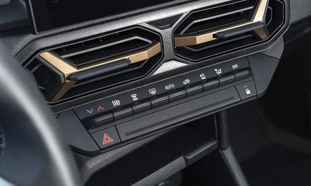 Фото Renault Duster (2024) — блок климат-контроля. Физические клавиши температуры и обдува. Раздельные зоны позволяют водителю и пассажиру выбрать свою температуру Renault Duster (2024) — блок климат-контроля