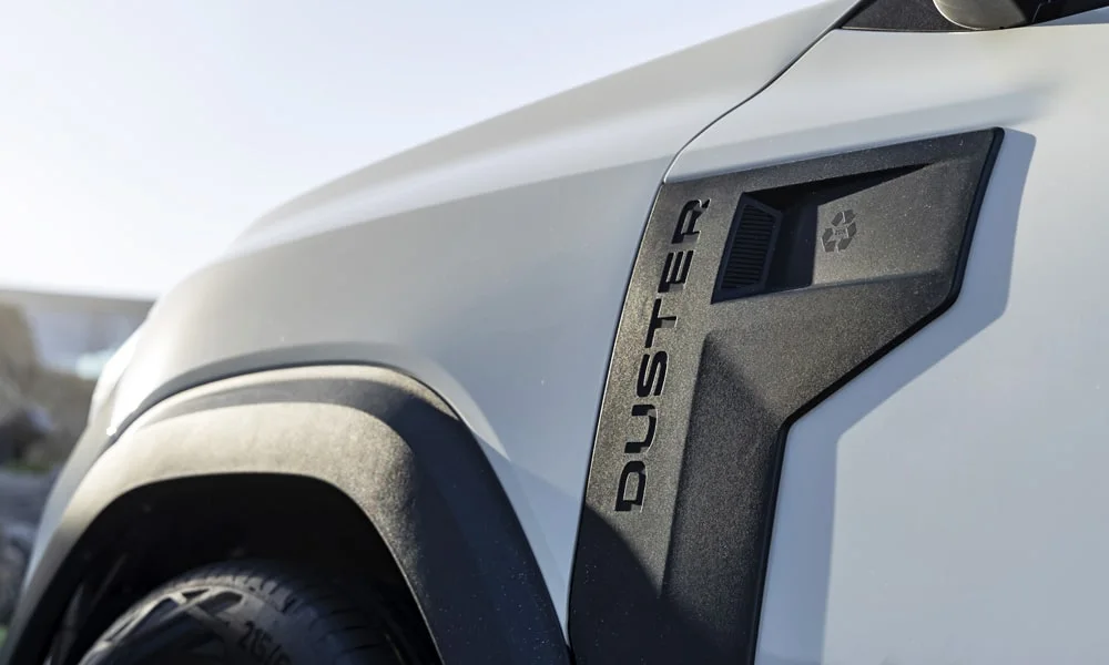 Фото Renault Duster (2024) — экстерьер. Фрагмент кузова: фактура и исполнение детали. Культура сборки читается по стыкам и зазорам панелей Renault Duster (2024) — экстерьер